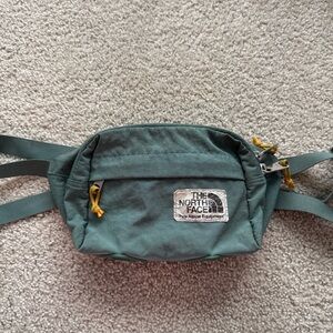 The North Face Unisex Green Berkeley Lumbar Bag